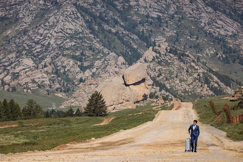 ゴルヒ・テレルジ国立公園の山岳地帯で出張中のビジネスマン