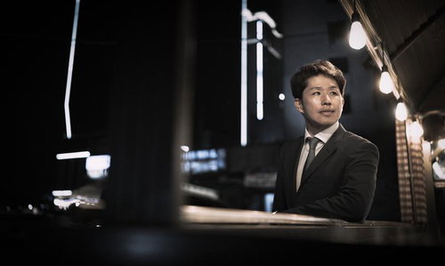 夜間の街中でライトに照らされるスーツ姿のM&Aアドバイザー