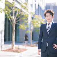 都市の街並みでポーズを取るM&Aアドバイザーの写真