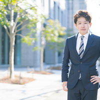 ビジネス街でスーツ姿のM&Aアドバイザー男性の写真