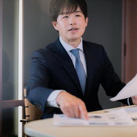 企業概要書をレビューするM&Aアドバイザーの男性の写真