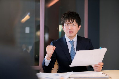 基本合意契約書の内容を詰めるM&Aアドバイザーの男性