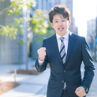 こうすれば悩みや不安は解決します。とガッツポーズするスーツ姿の男性の写真