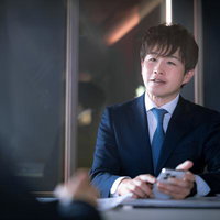 譲渡価格について売り手に細かく確認するM&Aアドバイザー男性の写真