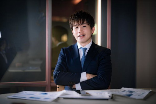 顧客ヒアリングを終えたM&Aアドバイザーの男性コンサルタント