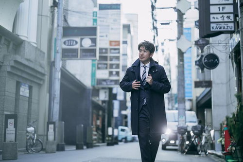 顧客接待を終えて帰路につくM&Aアドバイザー