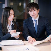 解決策を示すM&Aコンサルタントの上司の写真