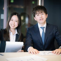 難局を乗り切ったM&Aアドバイザーの男女がガッツポーズの写真