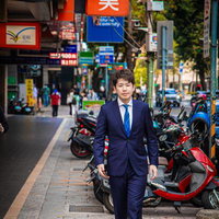 台湾の繁華街を歩くM&Aアドバイザーの写真