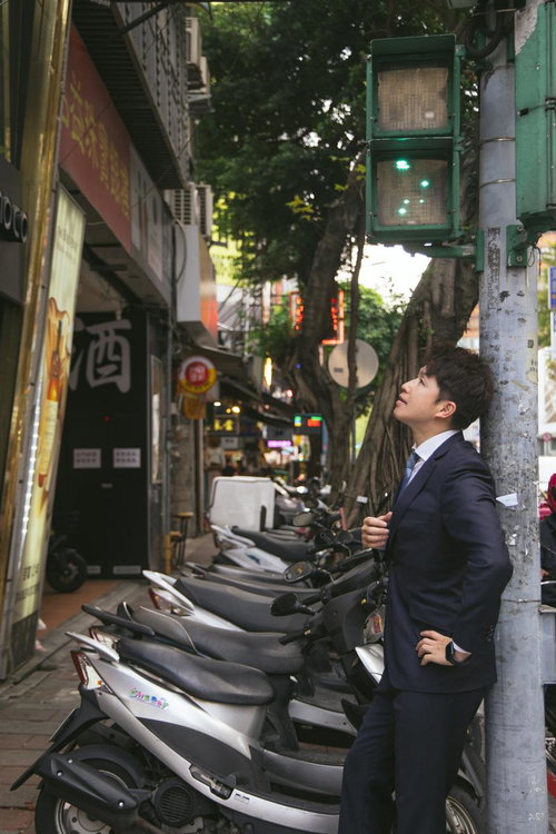 カンボジアのナイトマーケットで視察するビジネススーツの男性