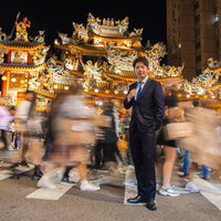 カスタムオーダースーツを着たビジネスマンが横断する市街の風景の写真