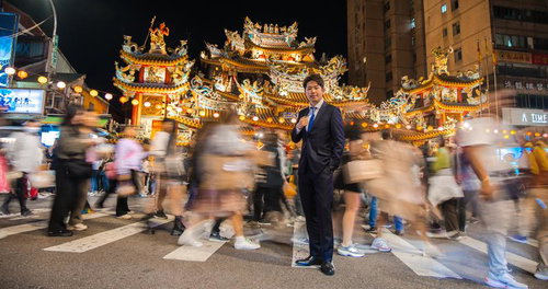 カスタムオーダースーツを着たビジネスマンが横断する市街の風景