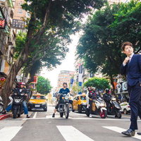 空港でフライトを終えたスーツ姿の男性ビジネスパーソンの写真