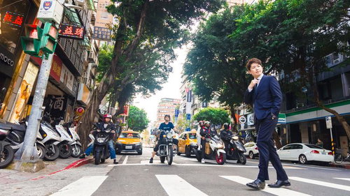 空港でフライトを終えたスーツ姿の男性ビジネスパーソン