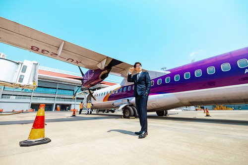 アンコールワット遺跡の前で出張に向かうビジネスマン