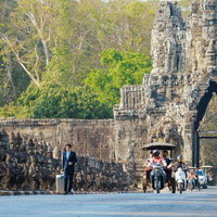 台北の街並みを視察するスーツ姿のビジネスマンの写真