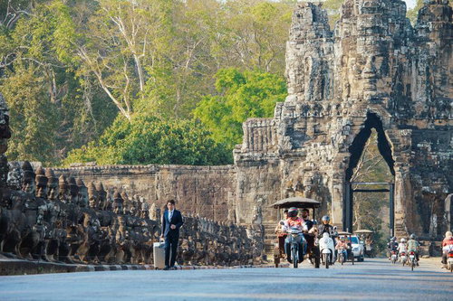 台北の街並みを視察するスーツ姿のビジネスマン