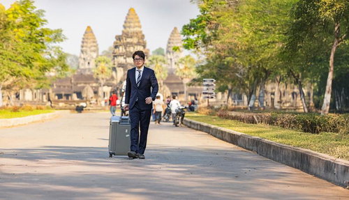 開発区域に足を運び自ら視察するビジネスマン