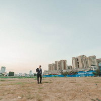 開発区域に足を運び自ら視察するビジネスマンの写真