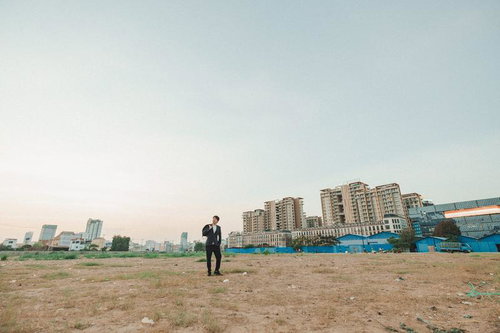 開発区域に足を運び自ら視察するビジネスマン