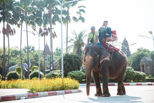 カンボジアのトゥクトゥクに乗って出張へ向かうビジネスマン