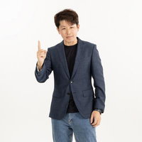 人差し指を立ててナンバーワンを示す男性の写真