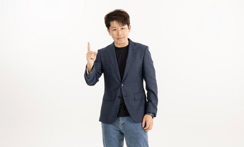 人差し指を立ててナンバーワンを示す男性の写真