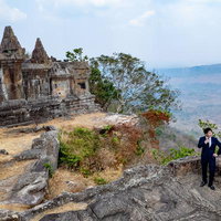 カンボジアの世界遺産プレア・ヴィヒア寺院で立つスーツ姿のビジネスマンの写真