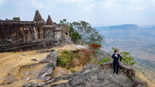 カンボジアの世界遺産プレア・ヴィヒア寺院で立つスーツ姿のビジネスマン