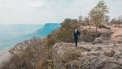 少し急ぎでお願いします、とタクシーで移動する男性会社員