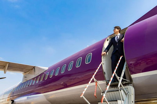 世界遺産アンコール・ワットを視察するスーツ姿の男性