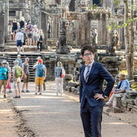 密室で合併・買収の提案をするビジネススーツ姿の男性の写真