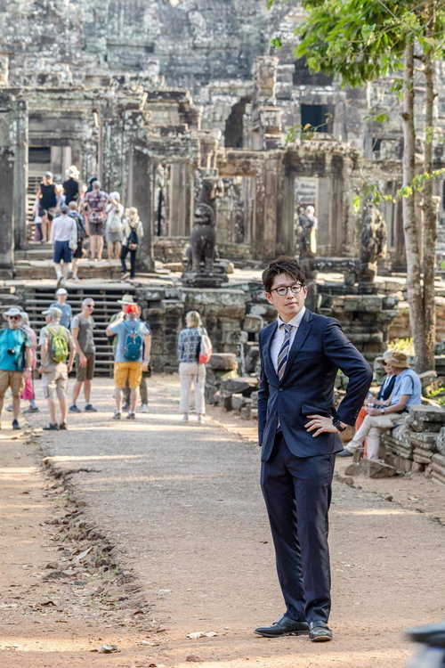 密室で合併・買収の提案をするビジネススーツ姿の男性