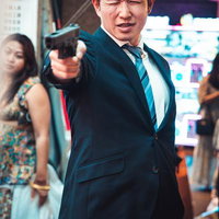 上！左！右下？...変わったガン科の検査だなと拳銃を構える男性の写真