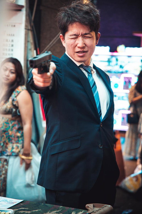 上！左！右下？...変わったガン科の検査だなと拳銃を構える男性