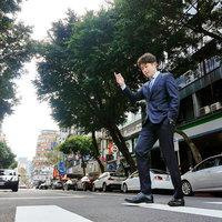 アンコール・トムの南大門前でスーツケースを引くビジネスマンの写真