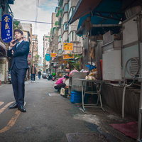 出張日和のスーツ姿で銀行マンがスーツケースを引くの写真