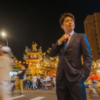 ここで消えるか、スーッとね（廟前の夜）の写真