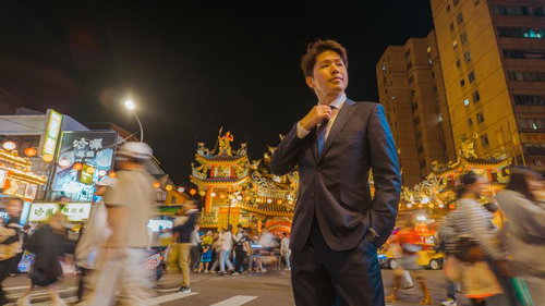 ここで消えるか、スーッとね（廟前の夜）