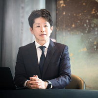 会議室でクライアントと商談するM&Aコンサルタントの写真