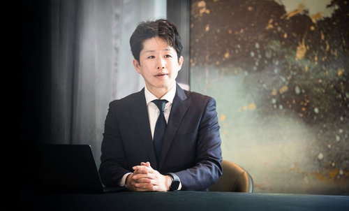 会議室でクライアントと商談するM&Aコンサルタント