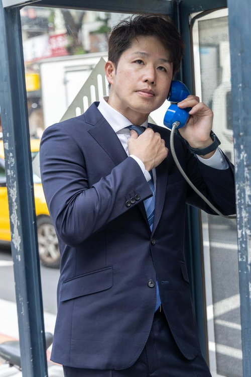 天空の世界遺産から絶景を眺めるスーツ姿の会社員