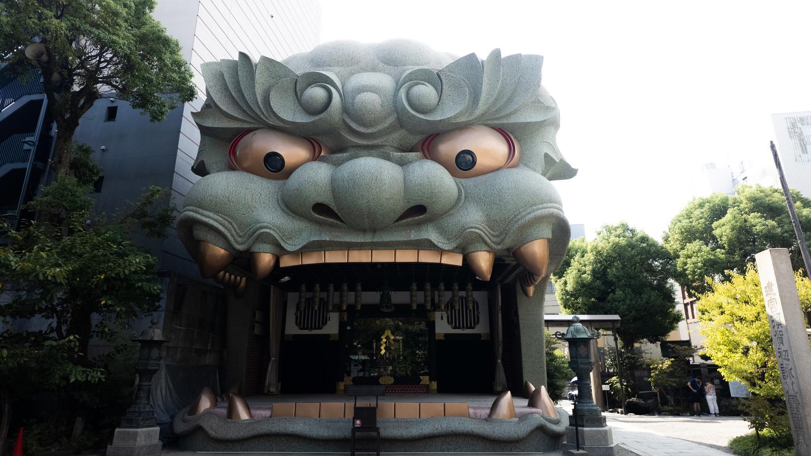 大阪・難波八阪神社の緑色の巨大な獅子殿と境内の様子
