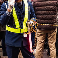 スマホを掲げて撮影する群衆の写真