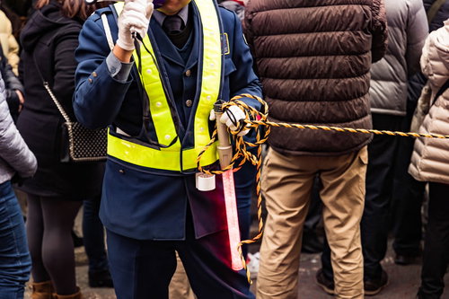 スマホを掲げて撮影する群衆