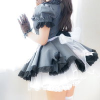 黒いもこもこスカートを着たメイドさんの後ろ姿の写真