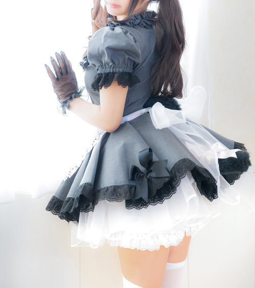 黒いもこもこスカートを着たメイドさんの後ろ姿