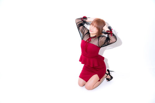 赤いパーティードレスで頭を抱えて悔しがる女性