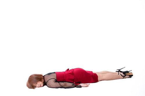 寝てません！土下座を超える土下寝で真摯に謝罪しています！