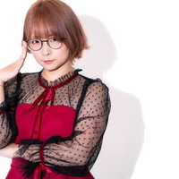 眼鏡に手を添えるパーティドレスの女性のポーズ集の写真
